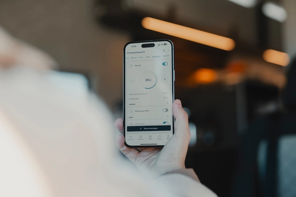Camper app op smartphone voor het controleren van boordinstallaties voor vertrek