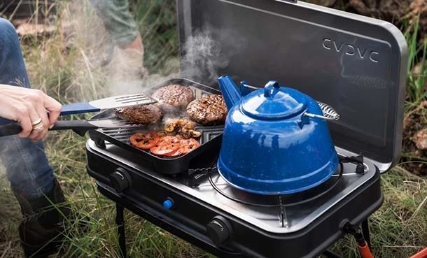 Barbecue met vlees en groenten op een kampeeravond buiten