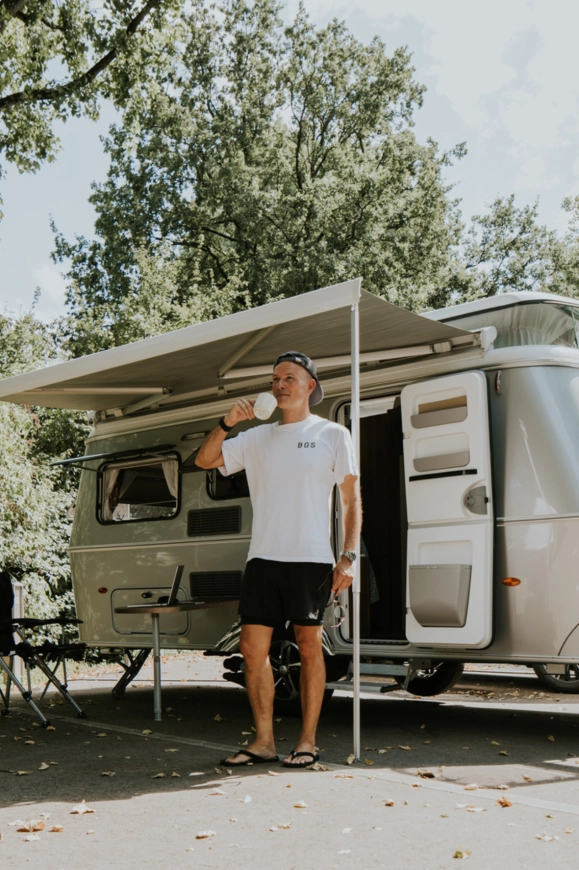 Caravan met luifel en accessoires zoals mover en fietsendrager
