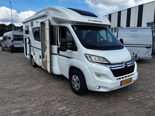 camper - Adria Matrix Axess 600 SL Lengte bedden - Hefbed