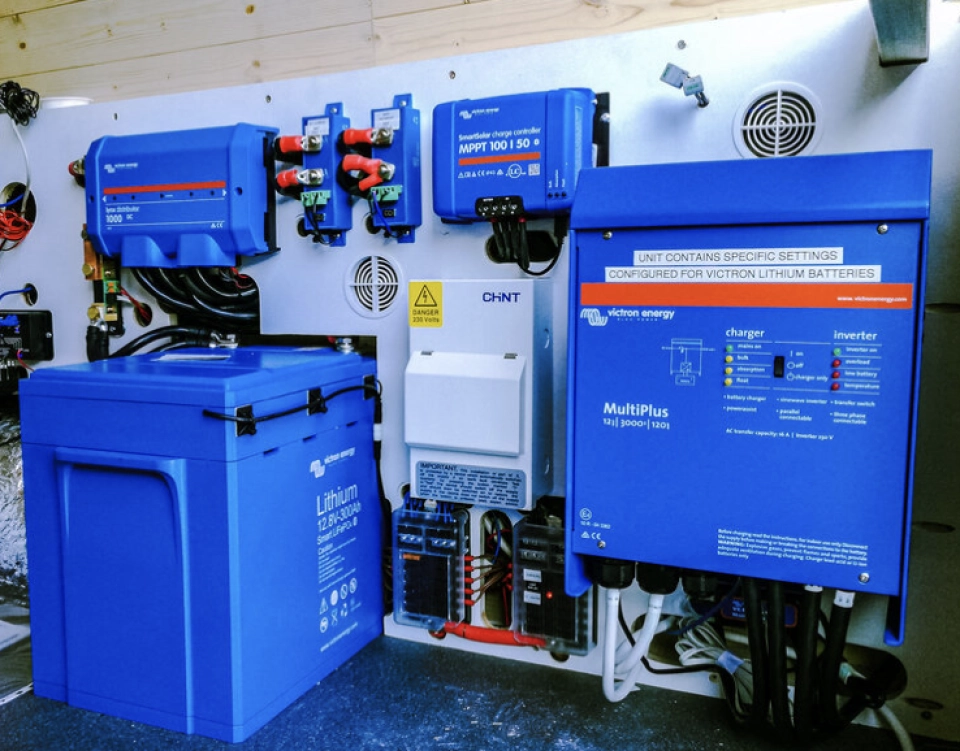 Accu en elektrisch laadsysteem van een camper controleren op corrosie en werking