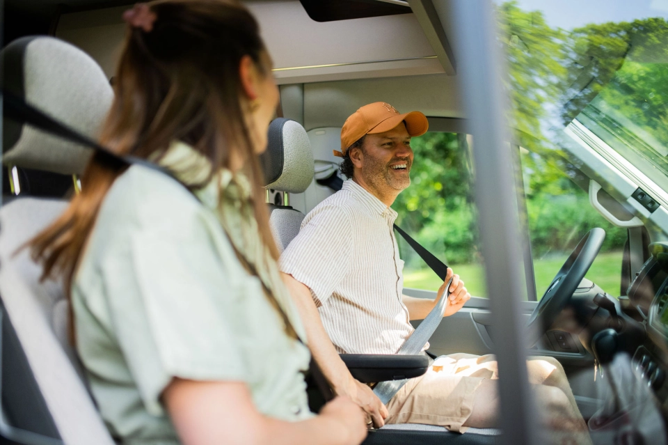 Stel in de cabine van een camper, rijklaar voor een eerste camperreis