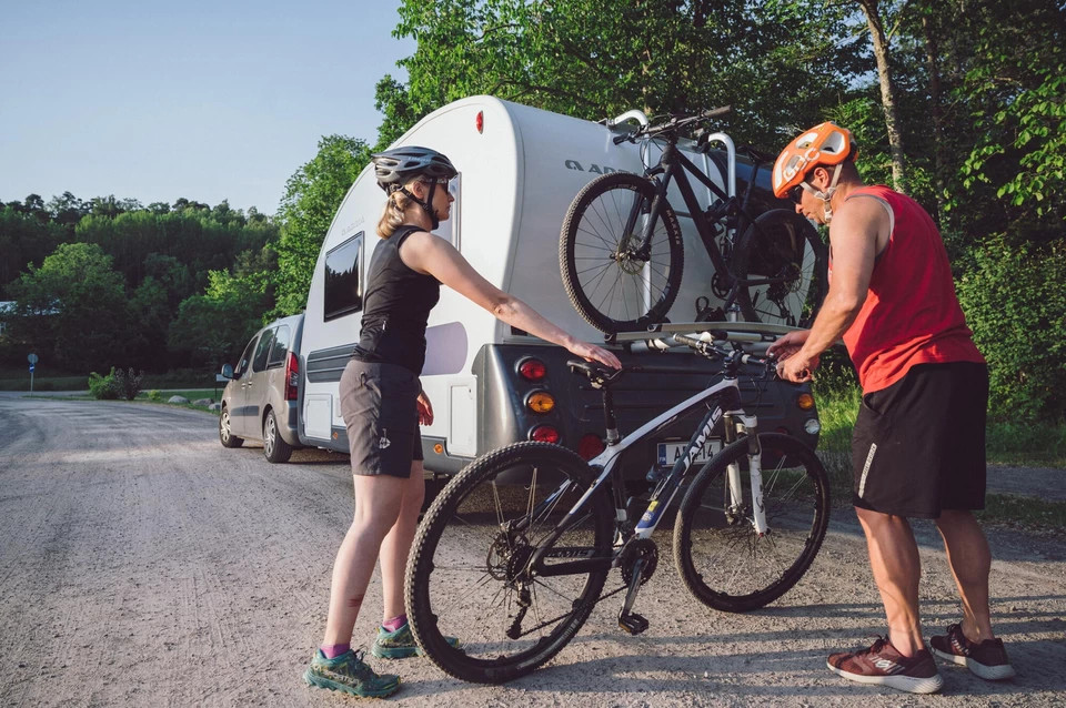 Fietsen bevestigen op fietsdrager achter een caravan — extra gewicht meetellen bij belading