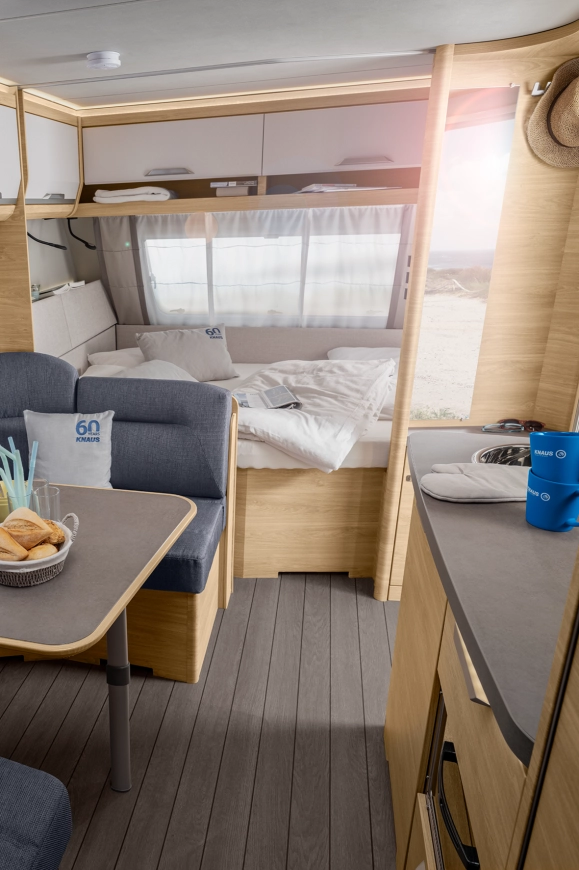 Moderne caravan indeling met stapelbed en zithoek van Knaus