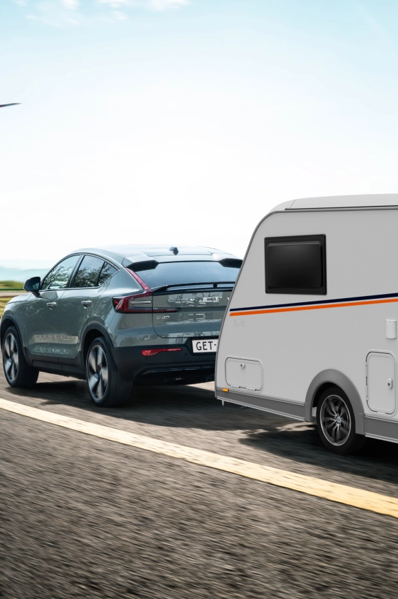 Elektrische auto trekt een lichtgewicht Easy Caravanning caravan — trekgewicht is belangrijk