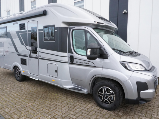 camper - Adria Coral Supreme 670 DL 180pk/aut./4400kg