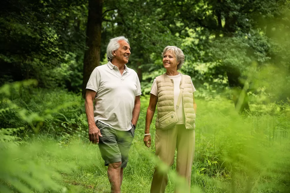 Stel op leeftijd wandelt door de natuur vanuit een kleine camping