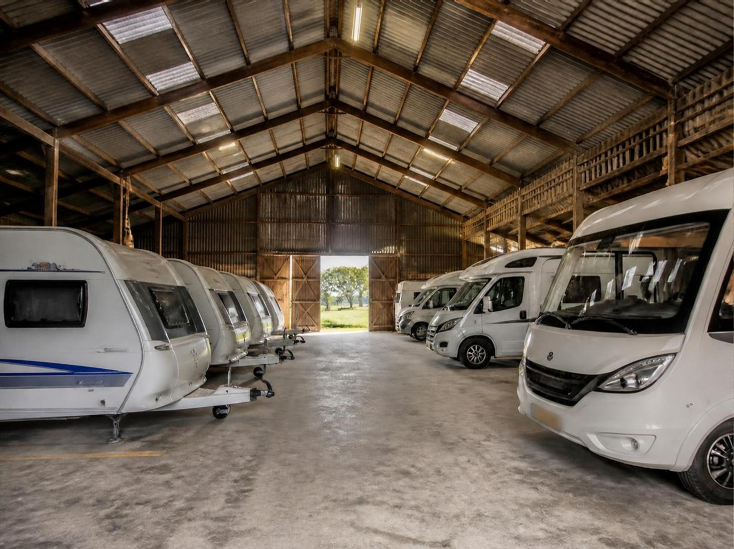 Binnenstalling in een schuur met caravans en campers